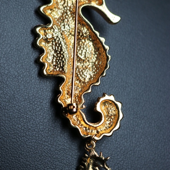 Pearl and Crystal Gold Seashorse Brooch - Picture 4 of 8